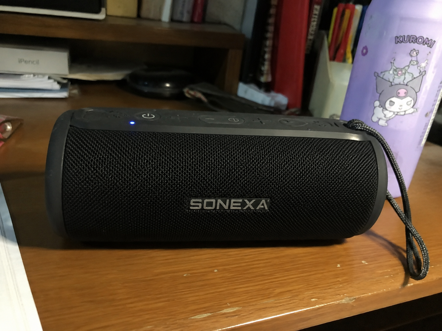 Altavoz Sonexa — escena pro con splash de agua generada por Dropshot