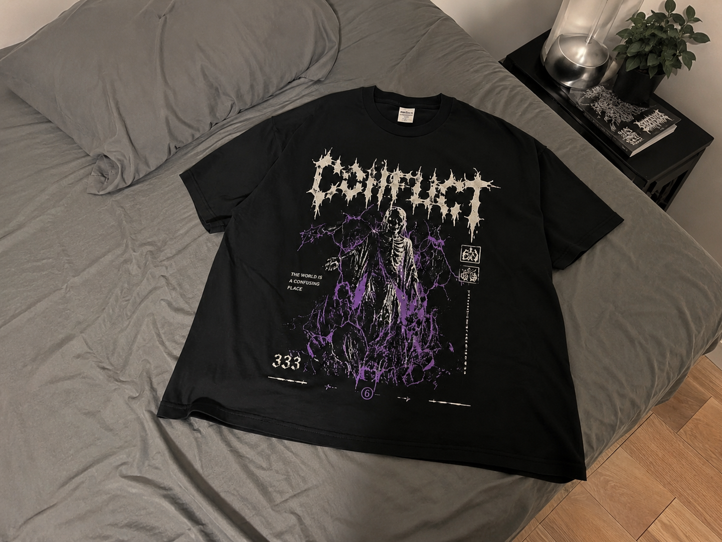 Camiseta Conflict — foto profesional callejera generada por Dropshot